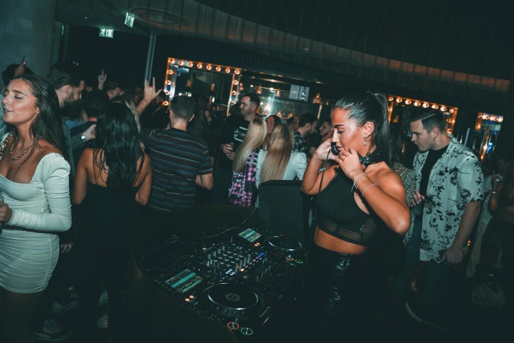 Why choosing the Right Female DJs important for a Fashion Event?